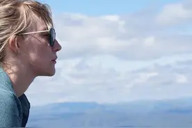 罗南与男友爬山美照释出 网友：张东升警告图片