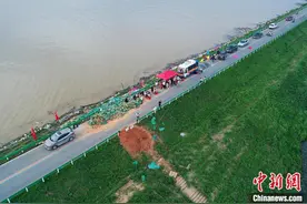 鄱阳湖发生超历史大洪水 江西有序启用单退圩堤分洪图片