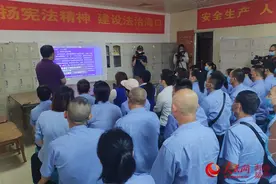 海口2122辆公交车安装“一键玻璃爆破”按钮图片