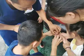 广安：小孩贪玩遭“瓶盖”卡手 消防成功摘除图片