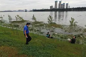 府河水位较高，仍有钓鱼人，黄陂巡堤城管将其劝离图片