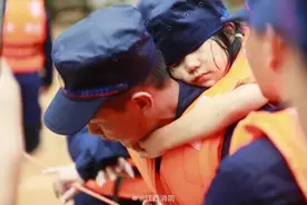 女孩趴在抗洪战士背上睡着，网友：心都化了，这就是安全感图片