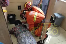 杭州大妈太尴尬！金项链掉进厕所蹲坑，伸手去掏，结果卡牢了...图片