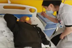 八旬老人被倒睫毛折磨，左眼视力仅剩0.02险失明图片