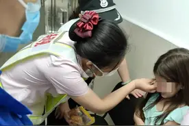 8岁混血女孩乘地铁送爸爸去机场，独自返程时睡着了……图片