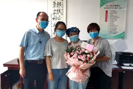 犹如当年，18年后我们深情相拥图片