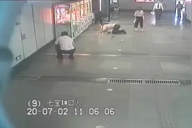 小奶猫误闯地铁站，接下来发生的一幕太暖心图片