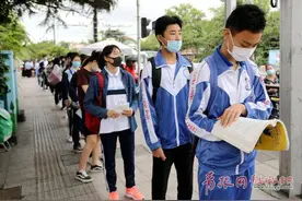 青岛超9万中考生上考场 送考团阵势不输高考图片