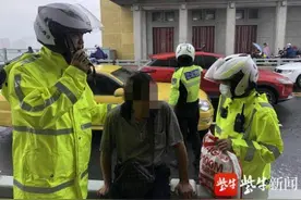 老人雨天骑电动车摔倒骨折，幸得执勤辅警及时救助图片