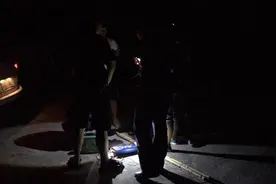 夜色清江中恩施三名钓友拍下电鱼黑影，一路划船跟随取证举报图片