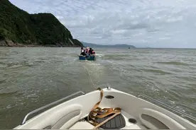 失去动力！广东7人驾游艇出海撞上蚝排，漂流时被人发现终获救图片