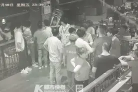 跳舞时胳膊碰了一下 男子被几人群殴！杭州一酒吧上演群架事件图片