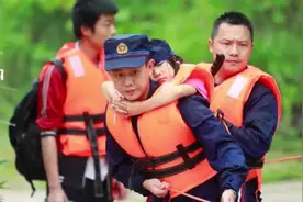 女孩趴在抗洪消防员背上睡着，网友：心都化了，这就是安全感图片