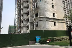 济南一小区已入住却仍在盖楼，业主想减物业费盼了半年没结果图片