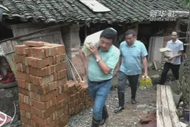 安徽东至县：洪水导致村民出行难 村干部送粮上门视频封面
