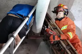 娄底一下水道工人被卡在管道，消防紧急救援图片
