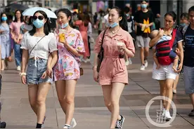 雨水停歇阳光初露 重庆街头美女如云图片