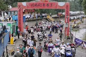 多图直击江西九江江洲岛居民大撤离，武警官兵抢筑子堤抗洪护岛图片