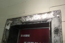 长沙一小区电梯口瓷砖突然脱落砸伤女业主，里面只有纸板简单粘合图片