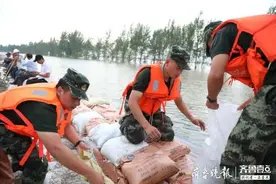 最后的撤离——江西九江市江洲镇抗洪纪实图片