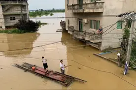 洪灾中村民艰难的水上生活图片