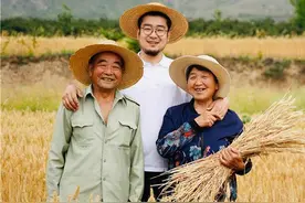 西安小伙为陕西农村老人拍照，每次都免费送，还要说一句"你好好活"图片