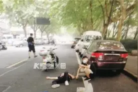 杭州外卖小哥撞倒65岁大妈 致对方伤情危重！小哥当时低头在看手机 路边违停车可能也有责任图片