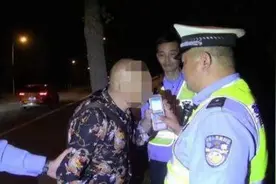 男技师酒驾被查，现场装疯又卖傻图片