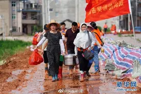江西广场舞阿姨上抗洪前线图片