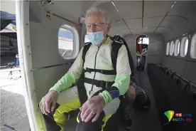 103岁老人4000米高空跳伞获吉尼斯纪录 成最大年龄跳伞者图片
