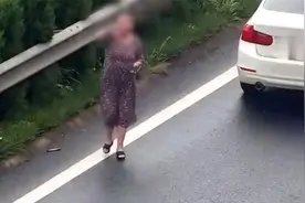 刹车、倒车、招手…！高速匝道口，女子一波操作吓坏交警视频封面
