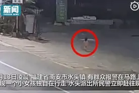 父母趁3岁女儿睡着外出吃烧烤，小女孩醒来后上街寻找，多亏好心人图片