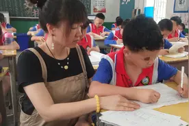 湖南一妈妈辞职，全程陪脑偏瘫儿子读了五年小学，儿子每年都是三好学生图片