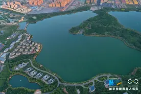航拍河西走廊“绿宝石”湖光水色入画来图片