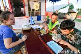 防汛全家总动员，武金堤上有对“父子兵”图片