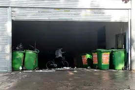热线｜西安一小区车库入口成垃圾站 业主：臭气熏天难以忍受图片