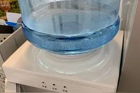办公室里别再喝“脏水”啦！饮水机3个月不清洗管道长绿苔图片