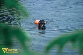 劈波斩浪！近距离感受特战队员野外武装泅渡训练图片