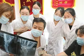 天津市河东区：硕博生服务团坐诊社区“国医堂”图片