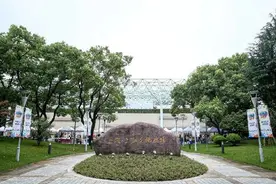 逛文创集市，看草坪演出……这个夏天，文化广场为您搭了一座户外舞台图片