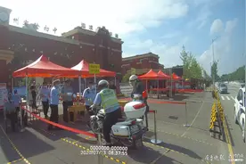 中考第一天，“懵懵哒”考生走错考场，幸有交警护送顺利应考图片