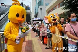 太拼了！家长扮老鼠杰瑞和小黄鸭迎接考生，一会儿热出满身汗图片