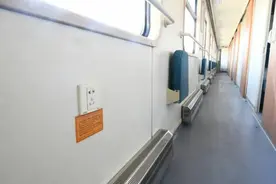 火车上的电源插口都在哪？一起来找找吧→图片