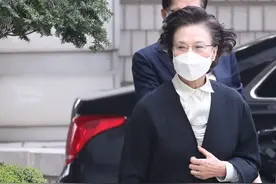 大韩航空前会长夫人获缓刑：向员工扔剪刀、用脚踹，9人被虐待图片