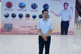 巴南区李家沱街道办主任肖山变身“带货主播”带网友买买买：半价买品牌家具？是的，你没有看错图片