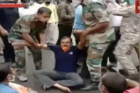 印度爆街头抗议：攻击公交车 放话围堵该邦所有警局图片