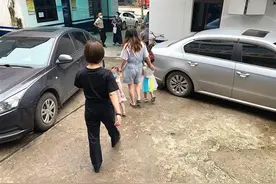 4岁女孩找爸爸街头走失，民警20分钟帮她找到家人图片