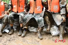 致敬！抗洪战士奋战8小时满身泥泞吃饭图片