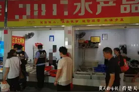 男子在市场公然出售野生鱼，东岳警方当场查获图片
