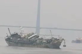 福州一远洋渔船触礁搁浅 东海救助局成功救助11名船员图片